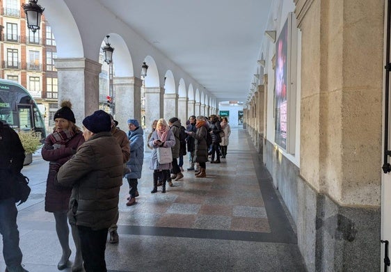 Público en la cola ante las taquillas del Teatro Calderón.