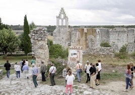 visitantes en las ruinas de la Armedilla en Cogeces del Monte, donde la Asociación de Amigos del Monasterio organiza actividades culturales.