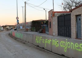 Pintadas de los vecinos del Camino Viejo de Husillos contra las obras de Adif.