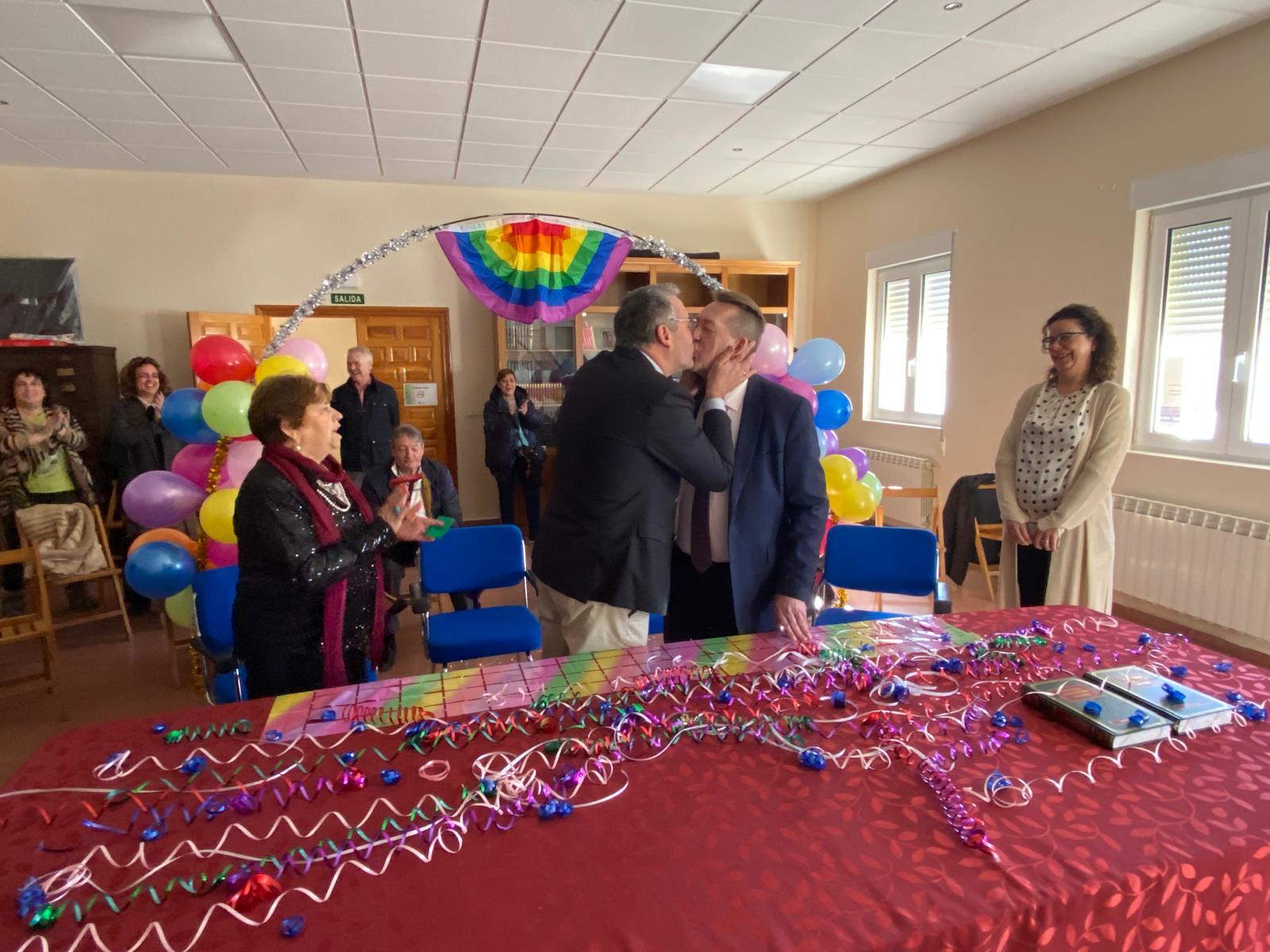 Las imágenes de la primera boda LGTBI+ celebrada en Becilla de Valderaduey