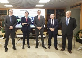 Alberto Pascual, CEO de Kerbest; Juan Carlos Suárez-Quiñones, consejero de Medio Ambiente, Vivienda y Ordenación del Territorio de la Junta de Castilla y León; Luis Puchades, presidente de la Asociación Española de Biogás; José Manuel Jiménez, director general de Infraestructuras y Sostenibilidad Ambiental y Consejero Delegado de Somacyl; y Javier Díaz, presidente de la Asociación Española de Biomasa.