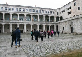 Turistas en el patio del castillo de Cuéllar.