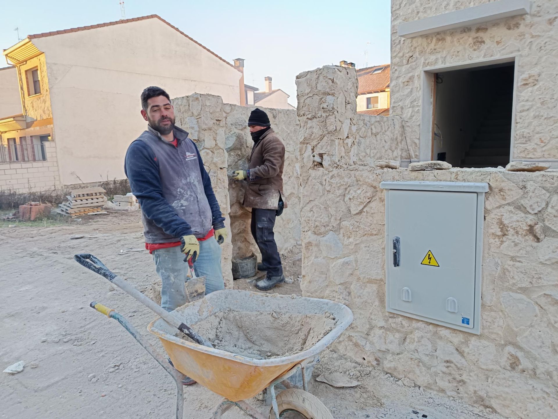 Bolsas de agua caliente y hogueras: los trucos para sobrevivir al invierno cuellarano