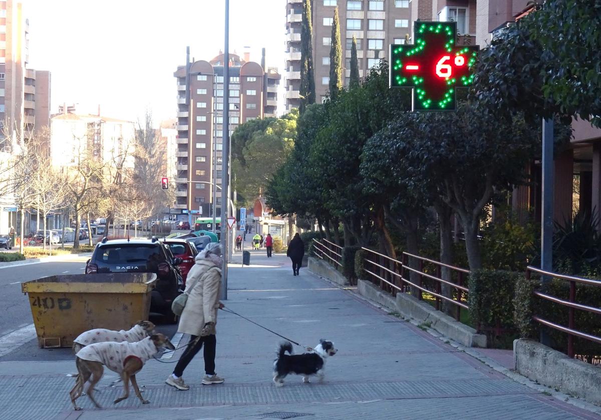 El termómetro marca -6 grados en la calle Adolfo Miaja de la Muela a primera hora de la mañana.