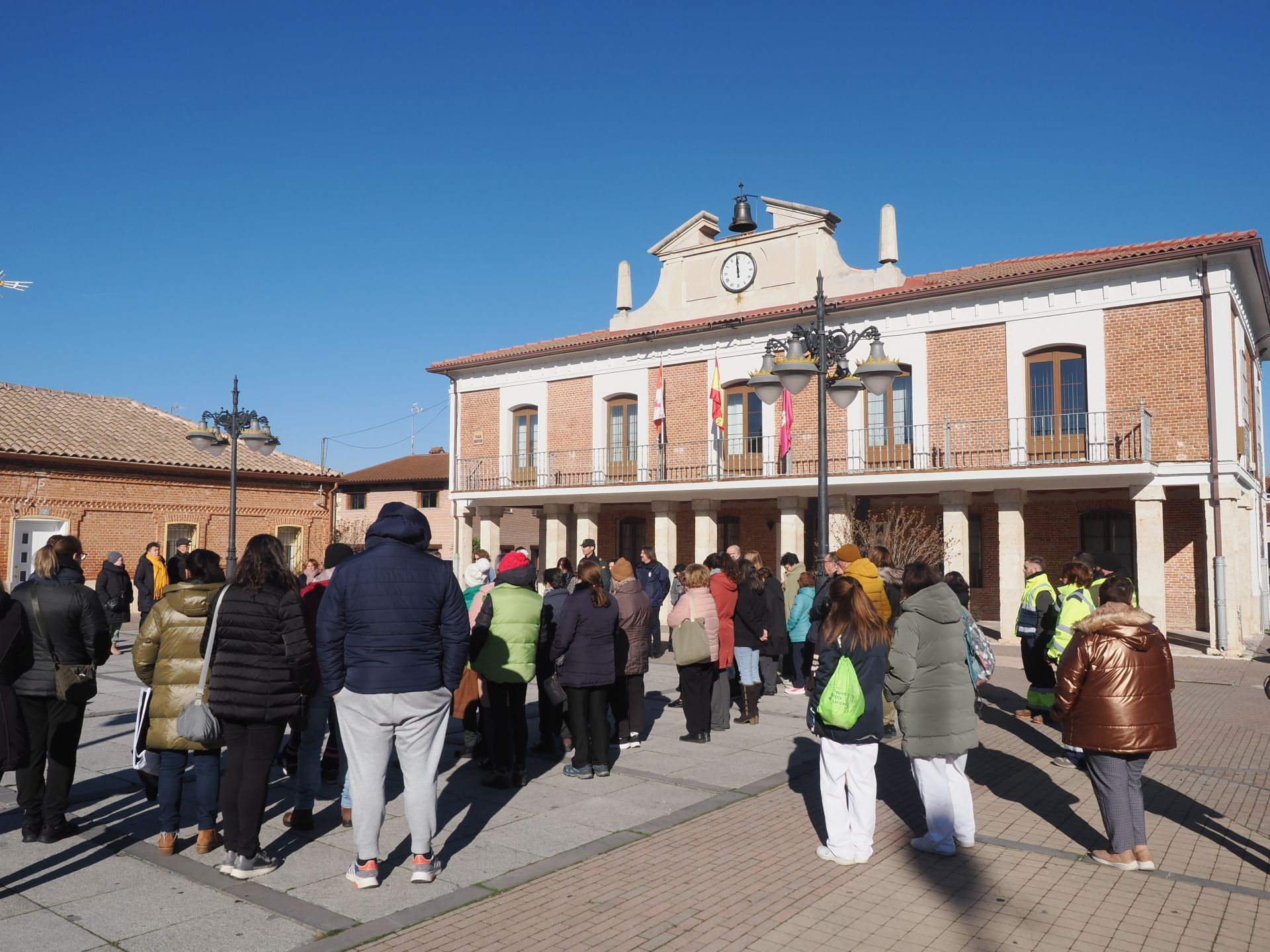 Minuto de silencio en Viana de Cega por el asesinato de un vecino