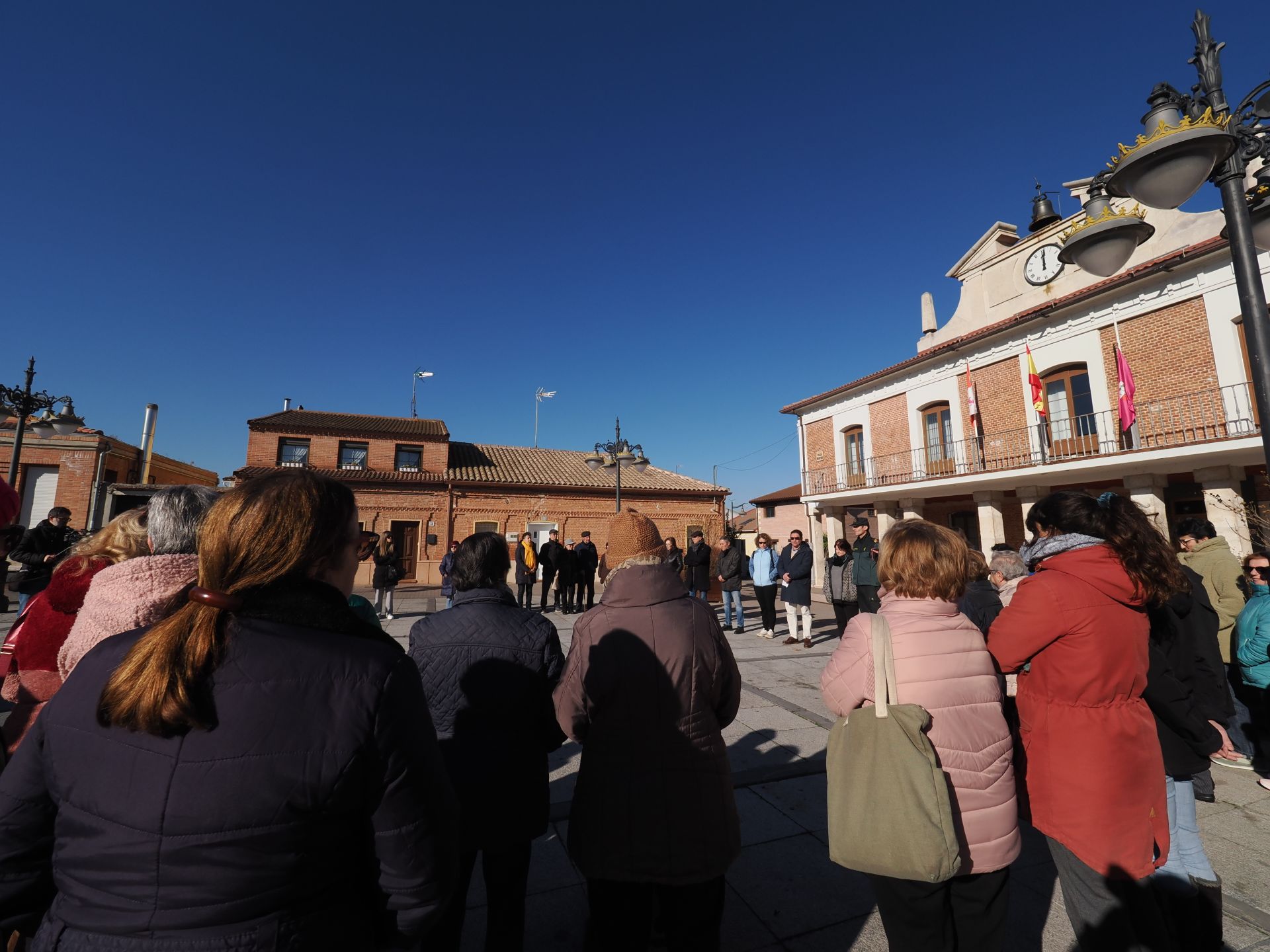 Minuto de silencio en Viana de Cega por el asesinato de un vecino