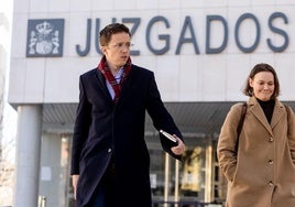 Íñigo Errejón sale de los juzgados de Plaza de Castilla, en Madrid, tras declarar como presunto autor de una agresión sexual a la actriz Elisa Mouilaá.