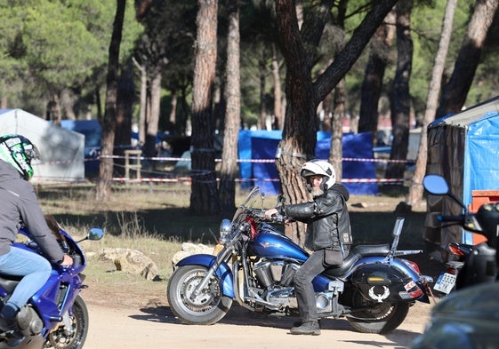 Primeros moteros en el Parque Valdegalindo de Tordesillas llegando al 25 aniversario de Motauros.