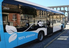 Autobús eléctrico del servicio público de transporte urbano.