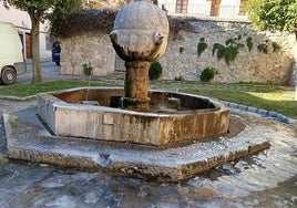 Una fuente de la villa de Cuéllar, con restos de hielo.