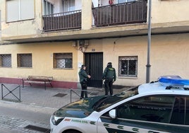 La Guardia Civil custodia el bloque donde tuvo lugar el crimen.