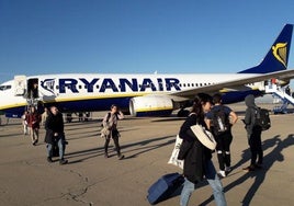 Viajeros de la compañía Ryanair en el aeropuerto de Valladolid.