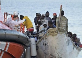 Inmigrantes rescatados por un embarcación de Salvamento Marítimo en aguas cercanas a El Hierro, en una imagen de archivo.