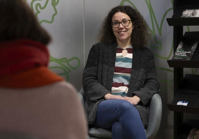 Patricia Velasco, trabajadora social de la AECC, atiende a María, participante en los cursos sobre cáncer y asesoramiento laboral.