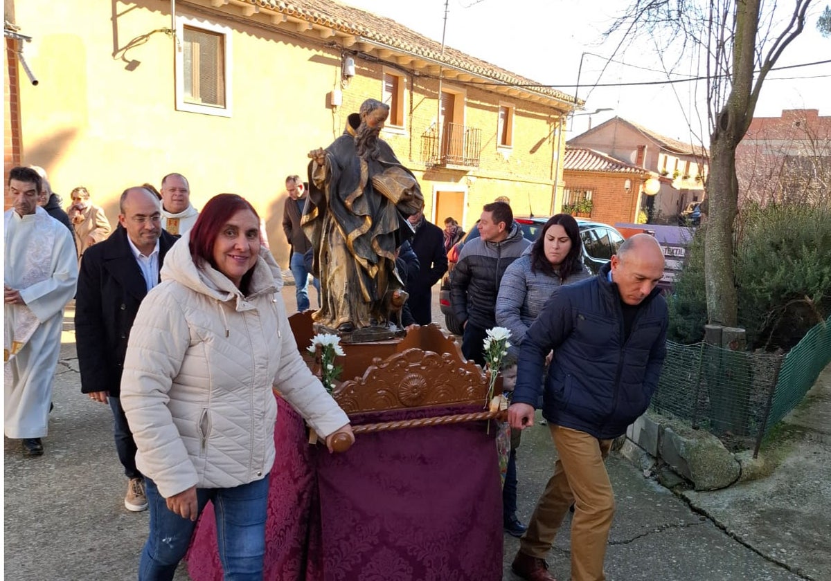 La procesión de San Antón recorrió varias calles del pueblo