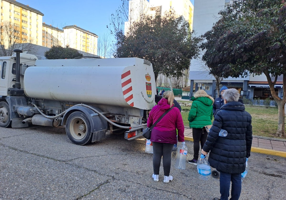 Un camión cisterna de 8.000 litros reparte agua no potable entre los vecinos afectados en Torrelago.