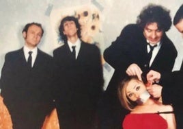 Imagen de Amaia Montero con integrantes del grupo simulando una secuencia de 'Reservoir Dogs'