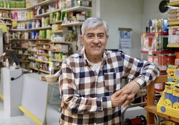 Francisco Javier se despide tras 41 años detrás del mostrador en Delicias: «Ahora toca vivir»