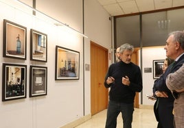 El fotógrafo leonés José Ramón Vega explica la muestra, este viernes en la Biblioteca.