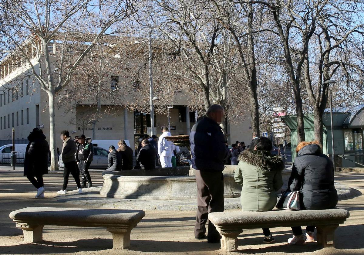 Revuelo frente a la Comisaría de la Policía Nacional tras la operación antidroga de este viernes en Segovia.