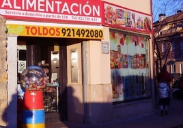 Una de las tiendas del alfoz de Segovia afectadas por los robos.