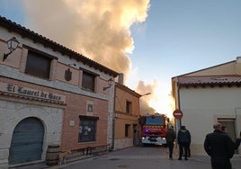 Bomberos de la Diputación sofocan el incendio en el centro de Traspinedo.