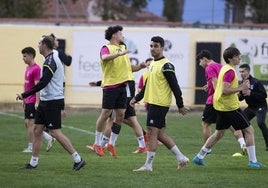 Jugadores del Mojados, durante un calentamiento.