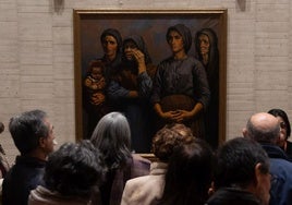 Los visitantes de la visita guiada contempla 'La preñada', el retrato de mujeres sanabresas que brilla en el pasillo de los pasos perdidos de las Cortes de Castilla y León.