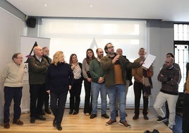 El poeta Sergido García Zamora recita, seguido por la direcitva del Ateneo.