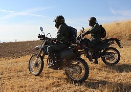 Guardias civiles del operativo de búsqueda, en la tarde del viernes.