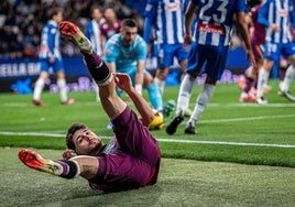 Moro cae fuera del campo tras una acción en línea de fondo.