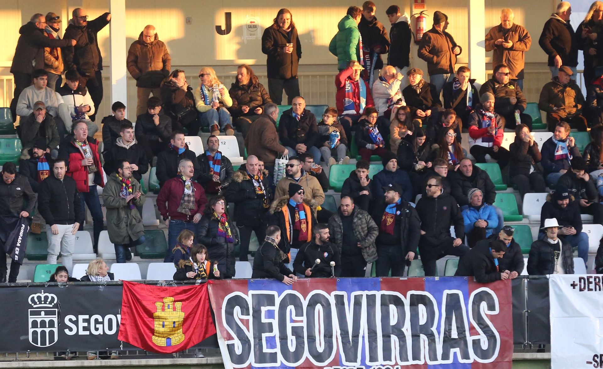 Búscate en las gradas de La Albuera durante el Segoviana vs Arenteiro