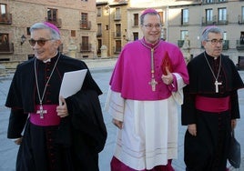 El nuevo obispo llega a la Catedral acompañado de César Franco y José Luis Argüello.