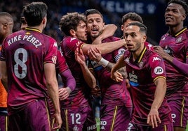 Los jugadores del Real Valladolid celebran el gol ante el Espanyol que marcó Javi Sánchez, abrazado por Mario Martín en la imagen