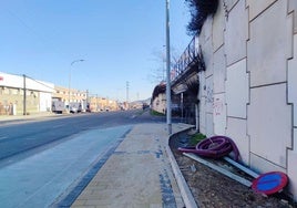 Carril bici de la calle Oro recién construido. Al fondo, la acera que albergará la segunda fase, hasta la carretera de Soria.