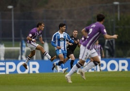 Despeje en una acción del partido del Promesas ante el Fabril.