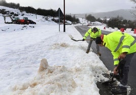 Operarios retiran la nieve de la calzada en Vañes, Palencia, en diciembre del año pasado.