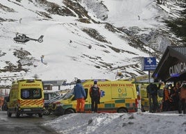 Varias ambulancias en la estación de esquí de Astún.