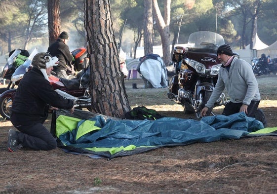 Dos moteros recogen las tiendas del pinar de Tordesillas en el fin de Motauros 2025.