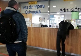 Ventanillas para la admisión y para la lista de espera quirúrgica en el vestíbulo del Hospital General de Segovia.