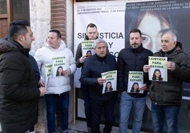 El padre de Esther, en el centro, durante la concentración del pasado viernes ante los Juzgados.