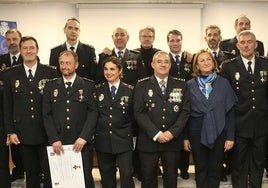 Policías distinguidos en el acto conmemorativo.