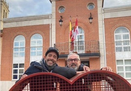 Miguel Ángel Aranda, vocalista de 'Los Martes Sintrom Ni Son' y Pedro Pablo Martín, presidente de XEllos Aldeamayor