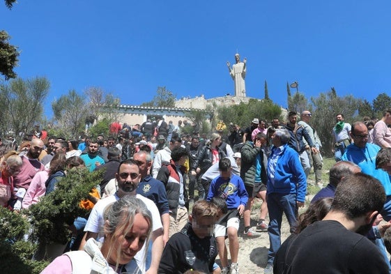 Pedrea de pan y queso en la romería de Santo Toribio.