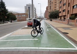 Un ciclista circula por el carril bici de la calle Eras.