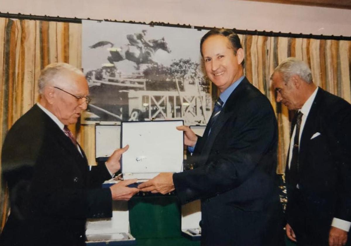 Francisco Vázquez, junto a Antonio Castro y Ángel Alonso Martín, recibe una placa en el homenaje que le rindió la Territorial.