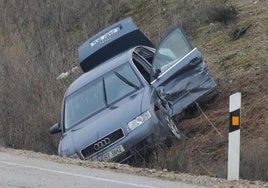 Uno de los coches implicados, en la cuneta de la carretera de acceso a Cigales desde la A-62