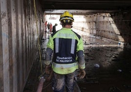 Un bombero de la Diputación de Palencia durante labores de ayuda en Valencia tras la DANA.