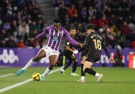 Juma Bah controla la pelota ante Diego López durante el Real Valladolid-Valencia de esta temporada.