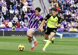 Mario Martín, perseguido por Sergi Altimira, durante el último Real Valladolid-Betis